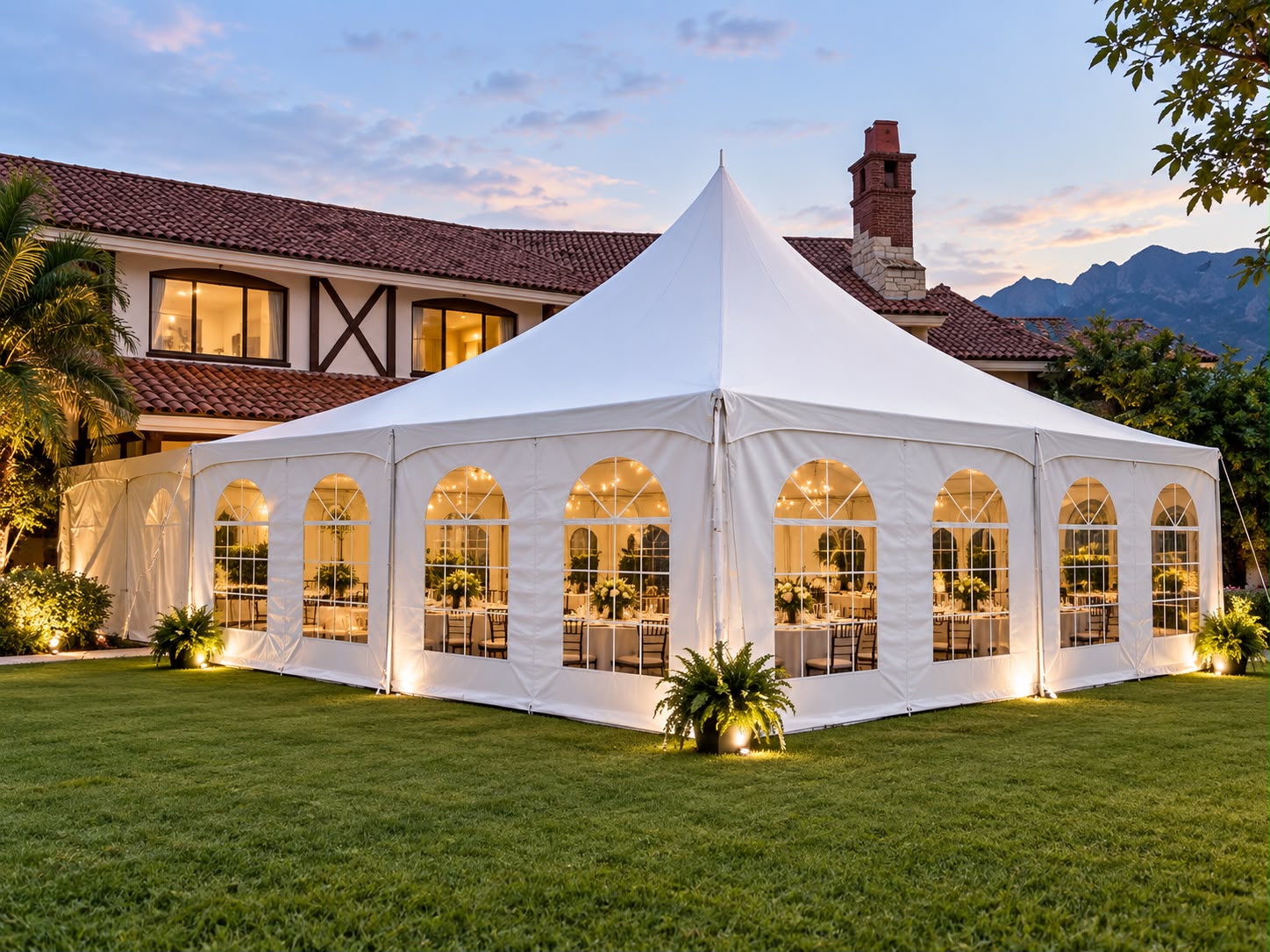Carpa de punta con muros de arco iluminada al atardecer